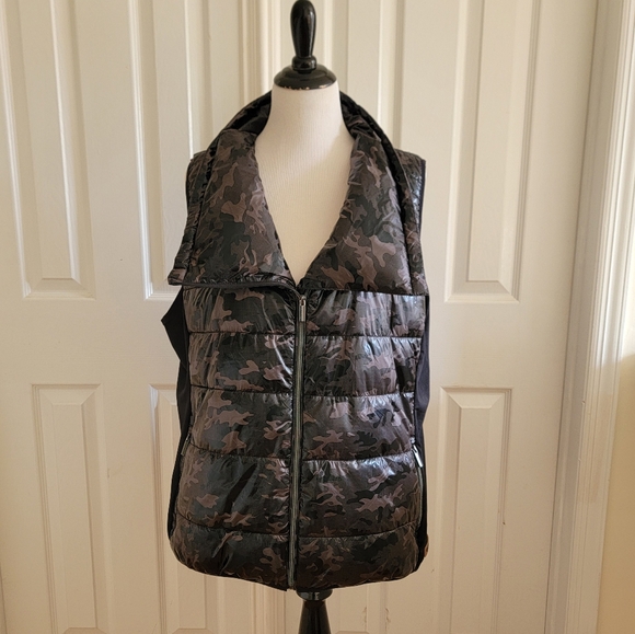 Calvin Klein Womens Performance Funnel Neck Puffer Camo Print Vest Size 2X - Picture 1 of 14